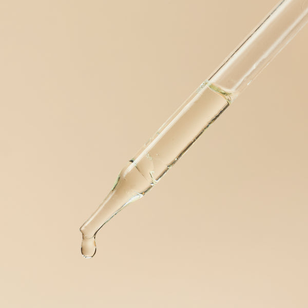 Aloe Vera Oil - Golden - close-up - Zoom Media 2